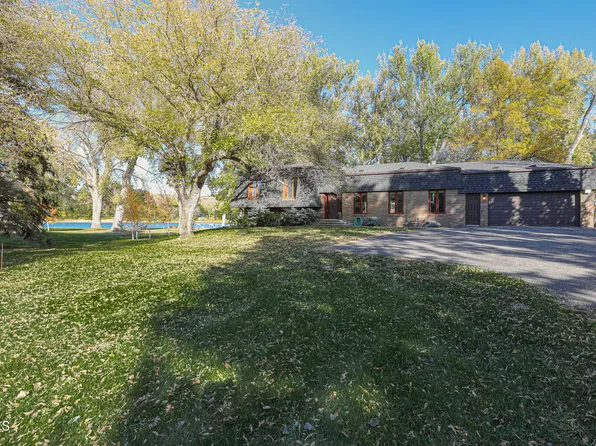 32 Captain Leach Dr, Mandan, ND 58554