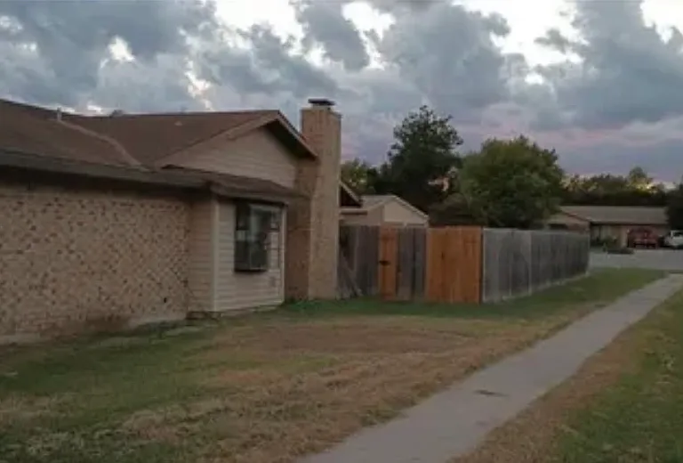 2401 Carnation Dr — Photo 2