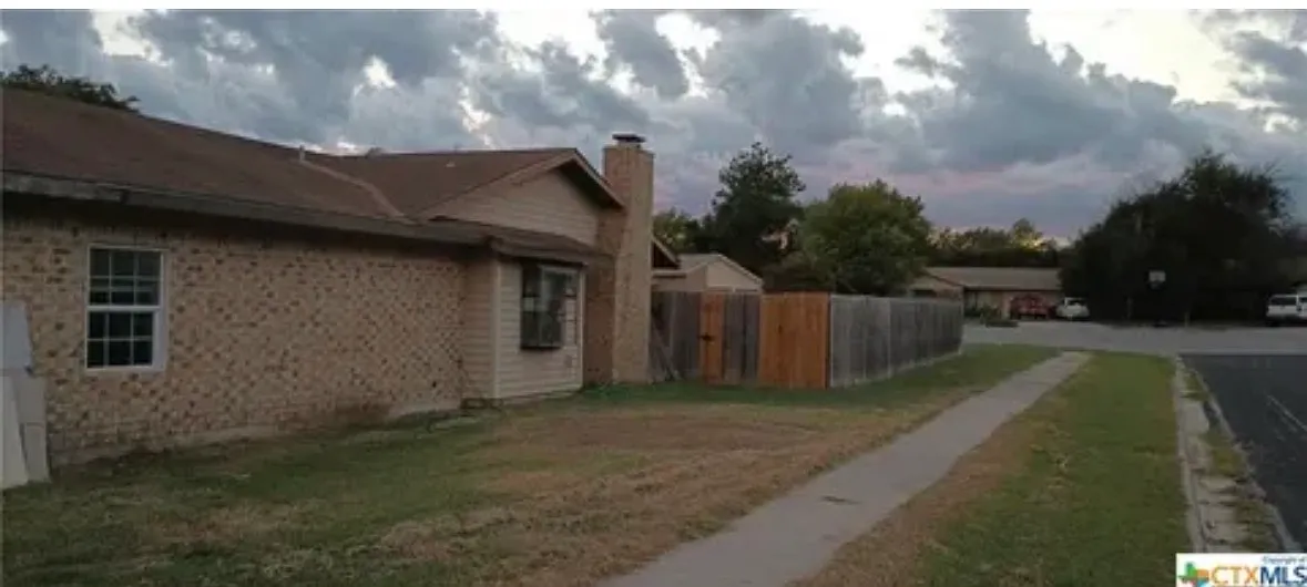 Building Photo - 2401 Carnation Dr