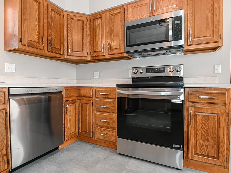 406 Irwin Ln — Photo 13
