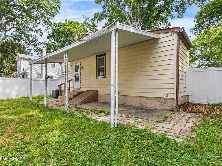 61 Cooney Ave — Photo 25
