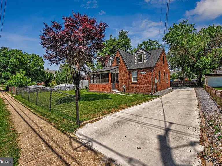 3704 Hamilton St — Photo 4