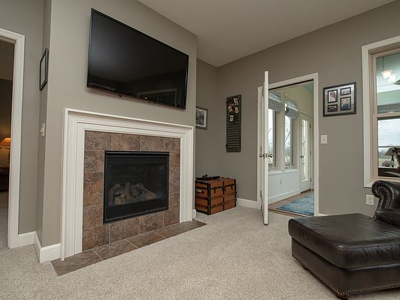 5th image of 8 Whitney Dr