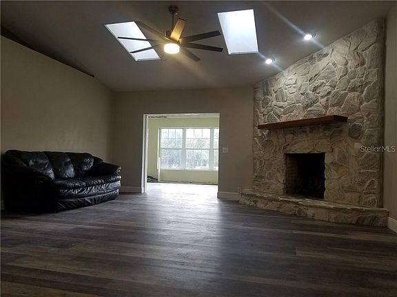 5th image of 185 W Country Circle Dr