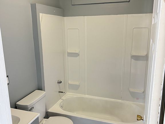 3rd image of 2239 N Sheridan Rd