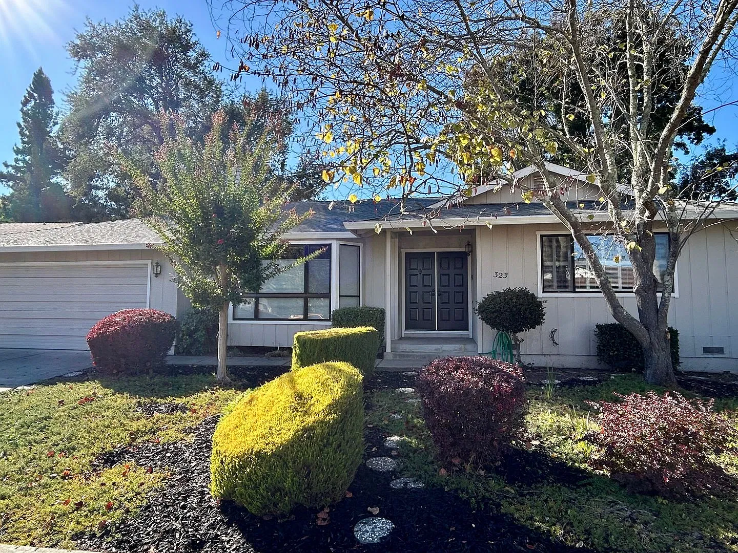 Beautiful Golf Course Views -- Spacious 2 Bedroom Home! — Photo 2