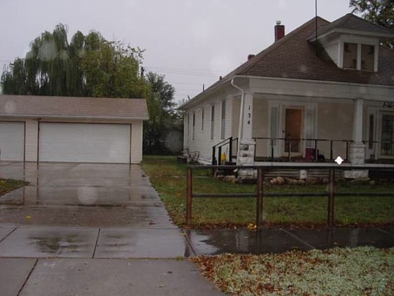 Duplex w/ 2 car garage