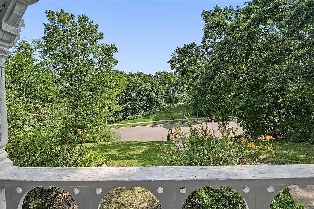 126 W Cedar St — Photo 3