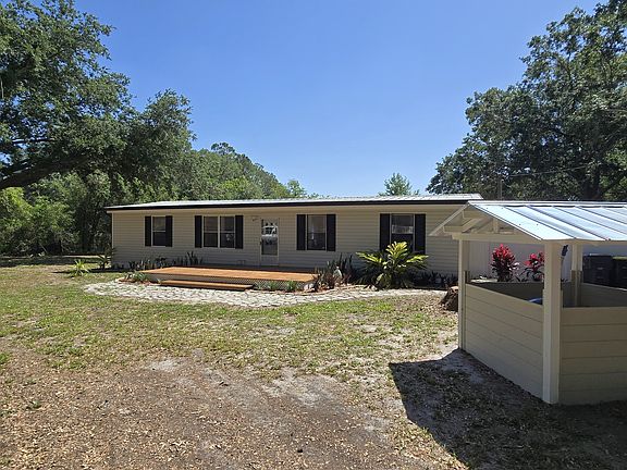 Front of Home
"Charming renovated manufactured home on a gated half-acre lot."