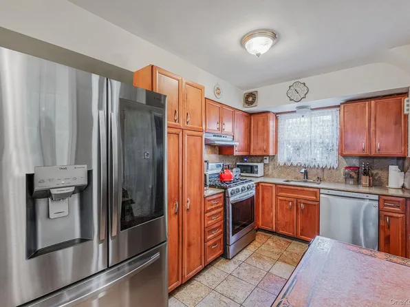 115-82 237th St, Elmont, NY 11003