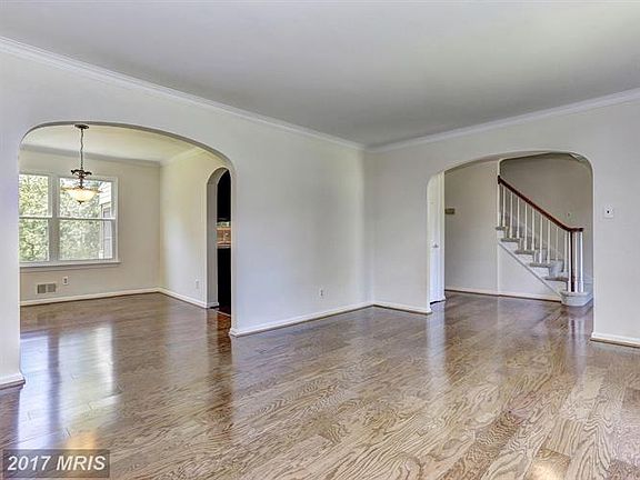 4th image of 18312 Queen Elizabeth Dr