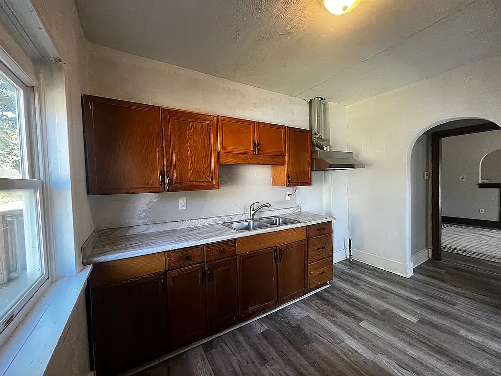 3 bed, 2388 sqft, $1,150 — Photo 2
