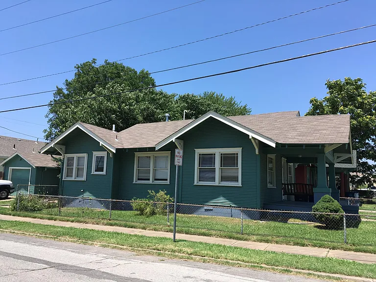 424 S Victor Ave — Photo 1