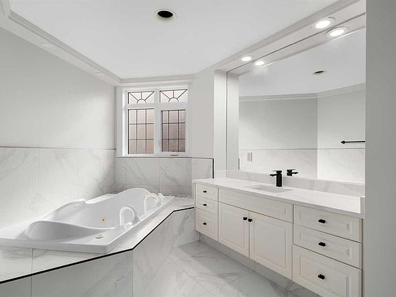 4th image of 505 S Canyon Meadows Dr SW #602