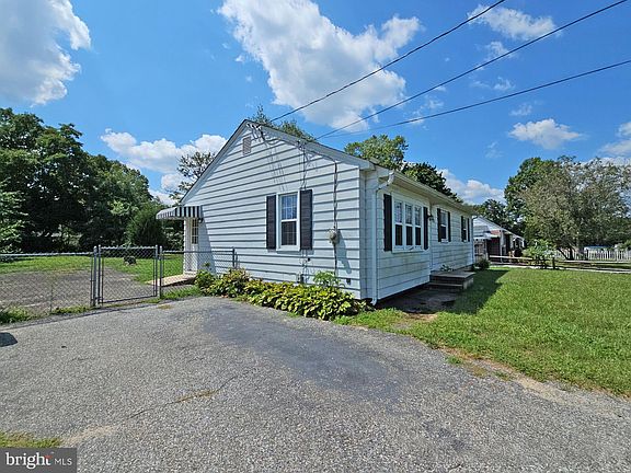 2nd image of 1633 Woodlawn Ave