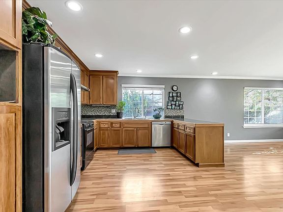 5th image of 252 Sposito Cir