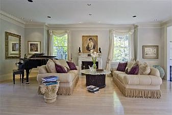 Living room :: 680 Brewer Dr