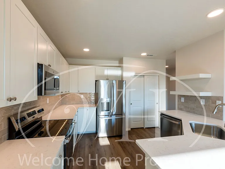 643 Ava St — Photo 16
