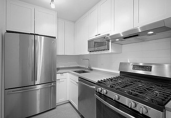 4th image of 124 W 60th St APT 27B