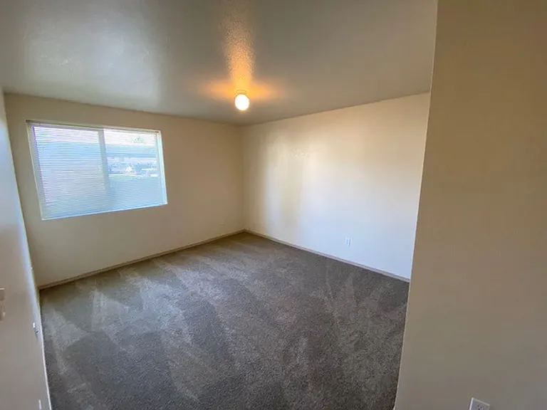 WALLACE PARK APARTMENTS (03) — Photo 10