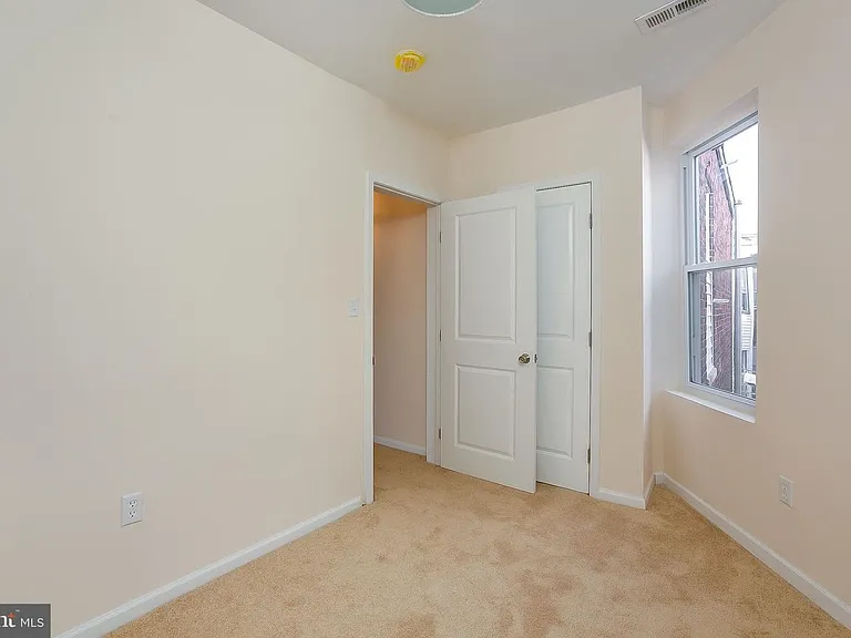 142 S Peach St — Photo 16