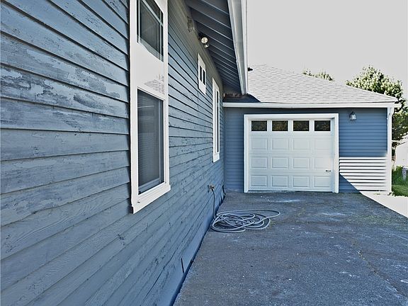 2nd image of 220 E King St