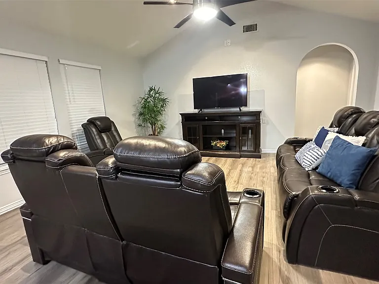 13731 Biggs St — Photo 5
