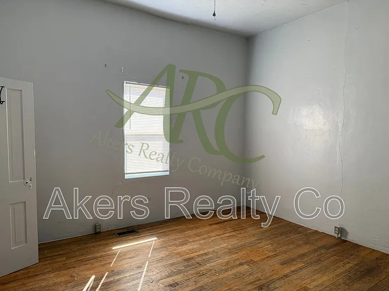 523 E Adams Ave — Photo 3
