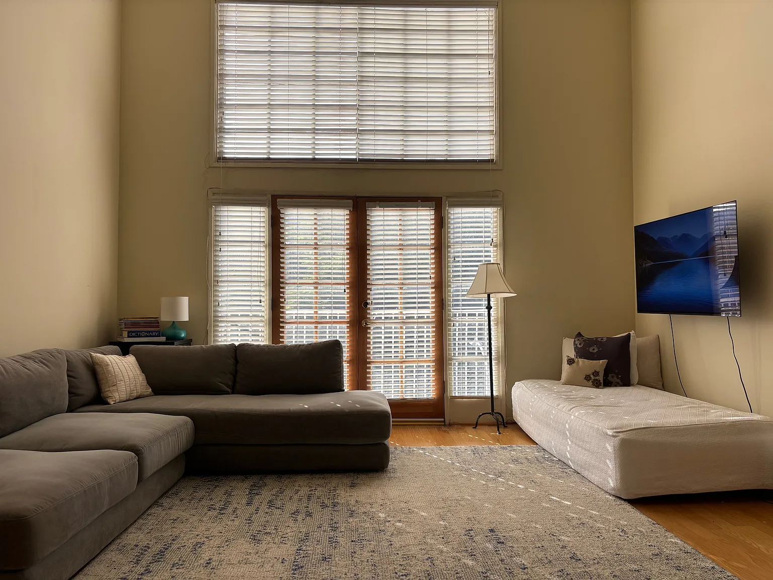 3 bed, 1374 sqft, $4,800 — Photo 1