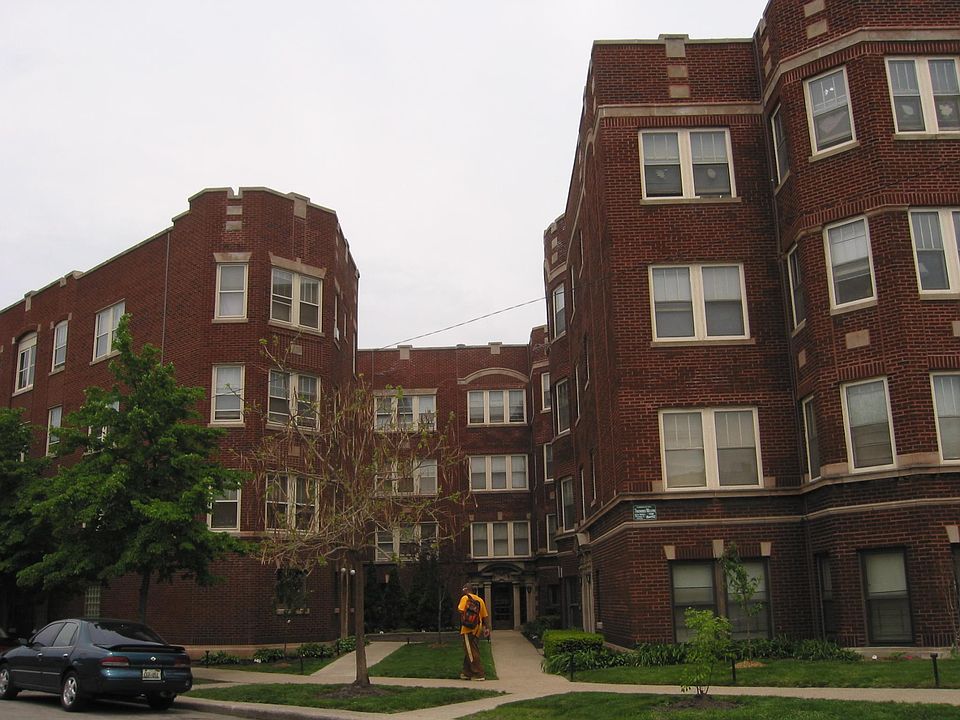 Exterior of the 1250-1258 W. Albion courtyard. The Garden Apartment is on the lower right-hand side.