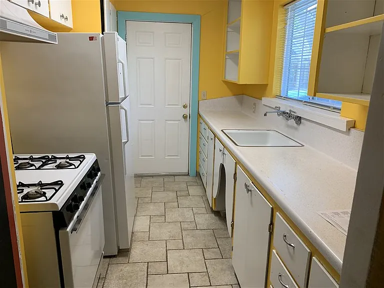 420 E 8th St — Photo 3