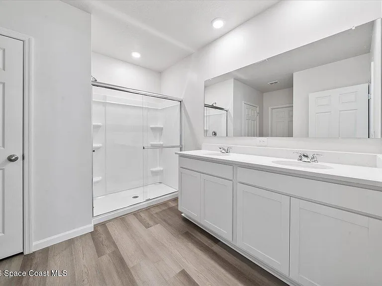566 Rembrandt St SE — Photo 21