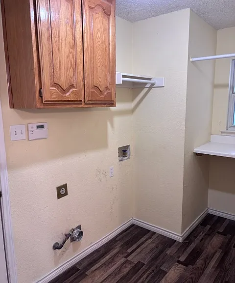 1300 Rosewood Ln — Photo 8