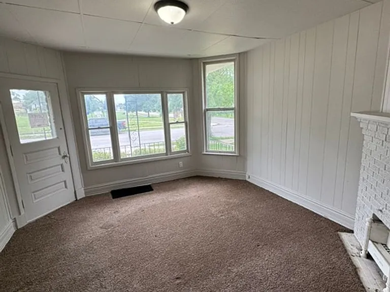 1009 E Lewis St — Photo 3