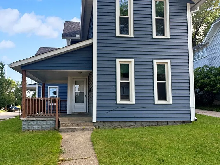 301 Spencer St NE — Photo 1
