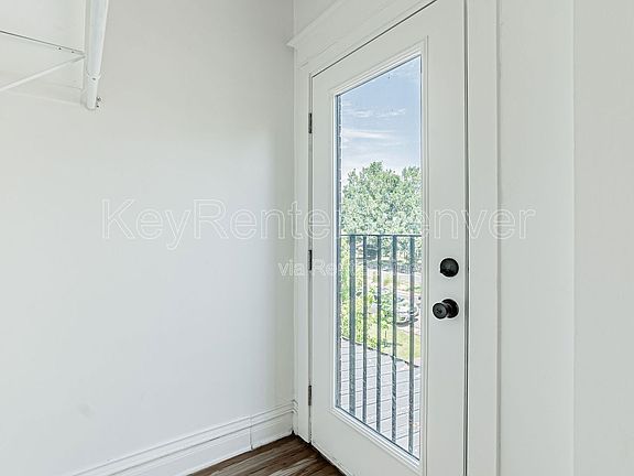 4th image of 229 S Logan St Unit 2