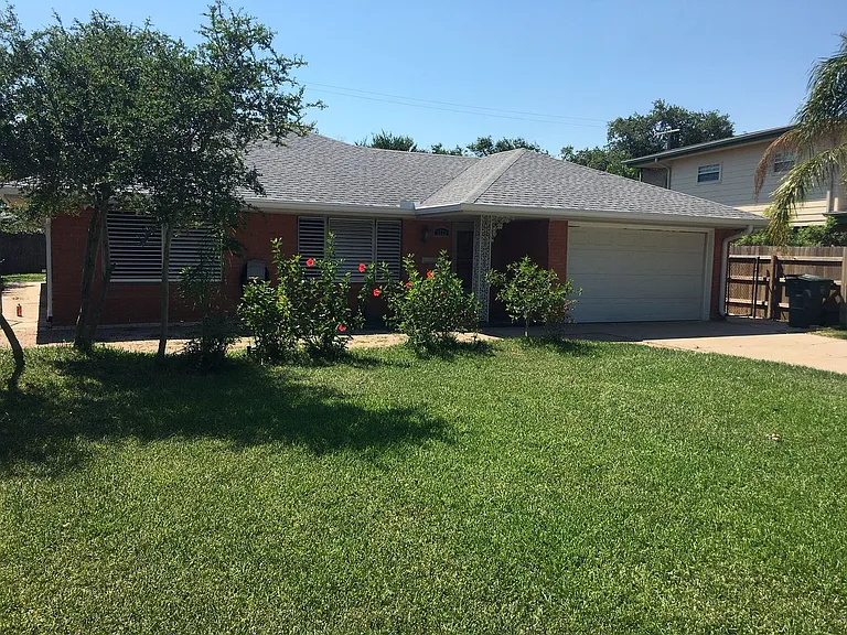 1221 Marine Dr — Photo 2