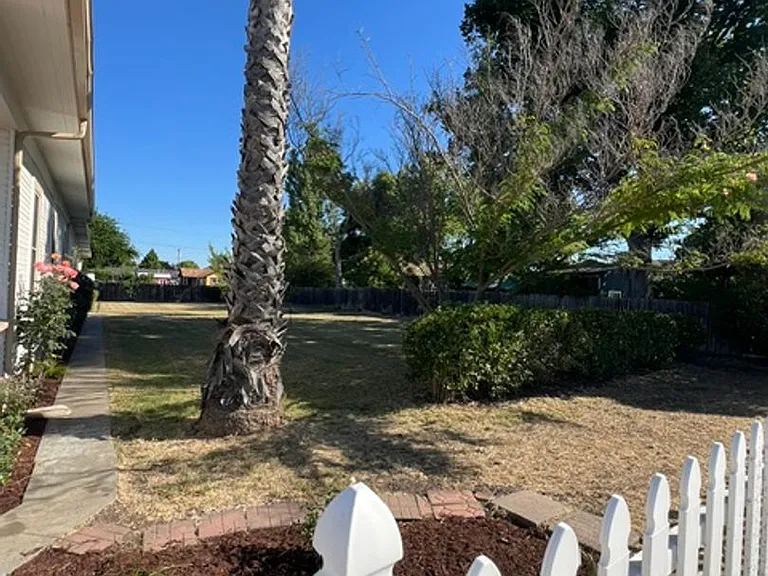 22220 G St — Photo 3