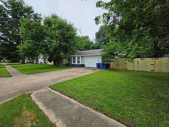 4th image of 1511 N Greenleaf Dr