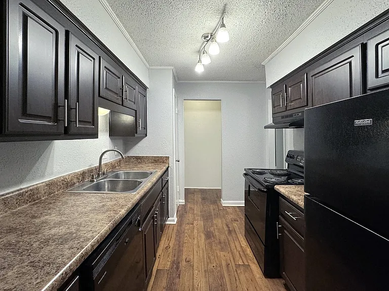 Ascot Place Apartments — Photo 42