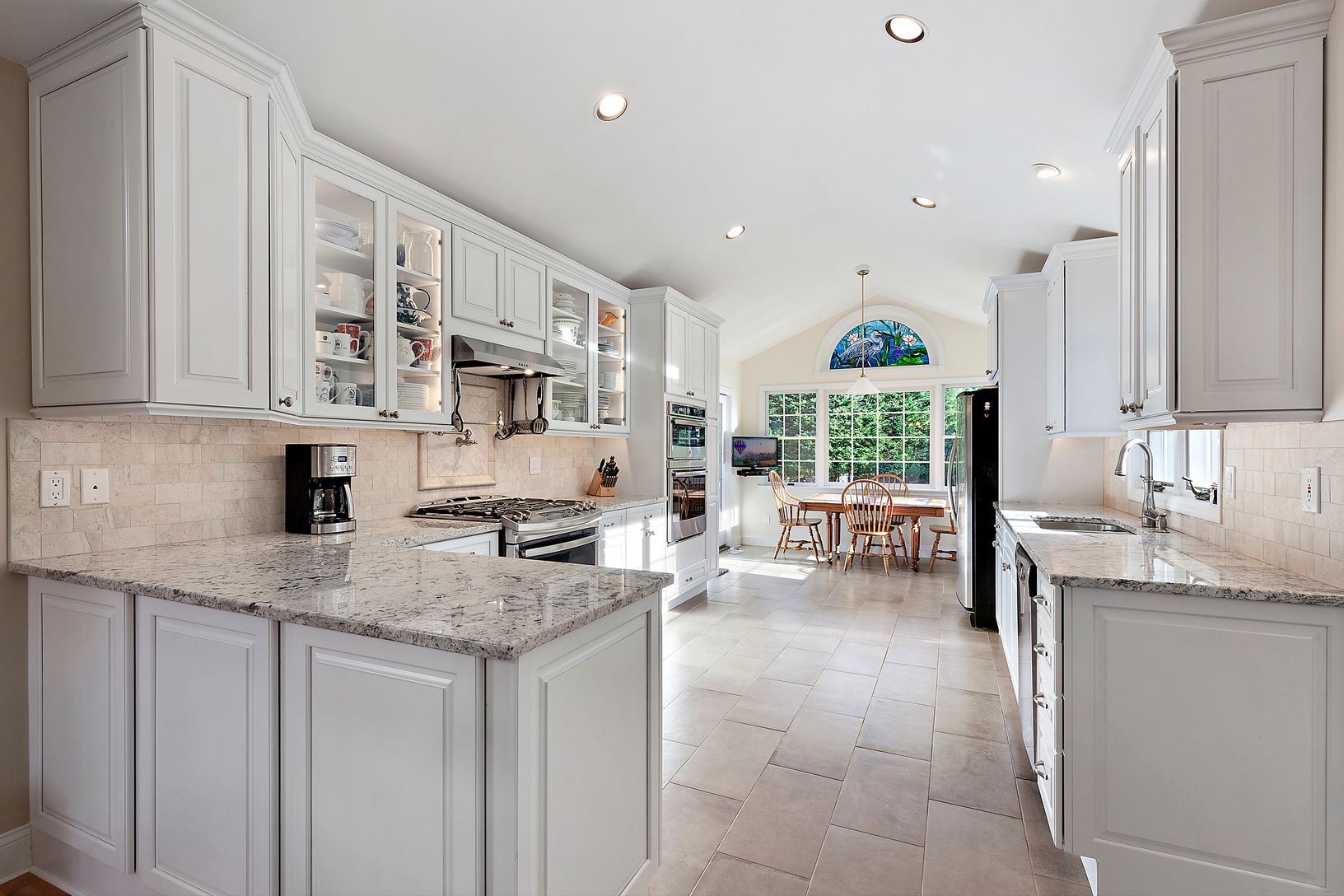  Large Open Gourmet Kitchen