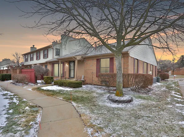 38909 Country Cir, Farmington, MI 48331