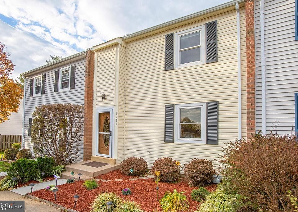 3-level townhome in amazing location