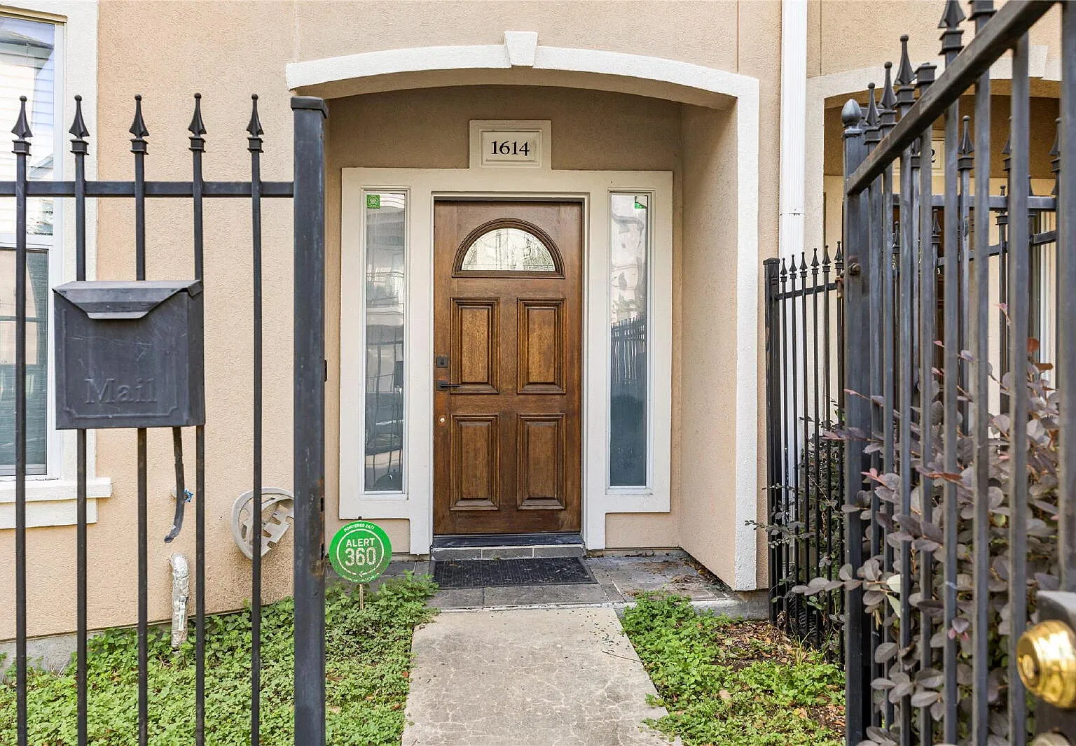 3 bed, 3.5 bath, 2226 sqft, $2,600 — Photo 3