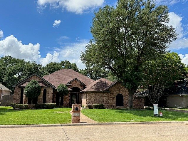 1st image of 808 Majestic Oaks Ct