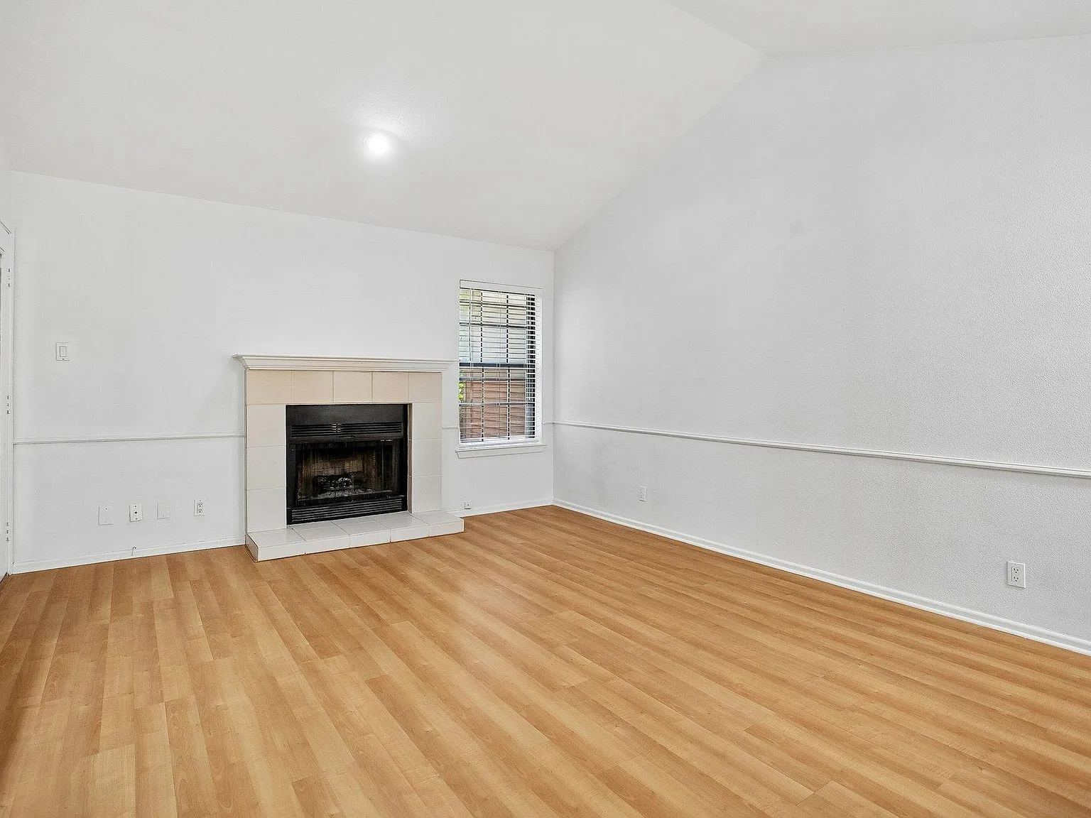 2 bed, 1.0 bath, 846 sqft, $1,200 — Photo 4