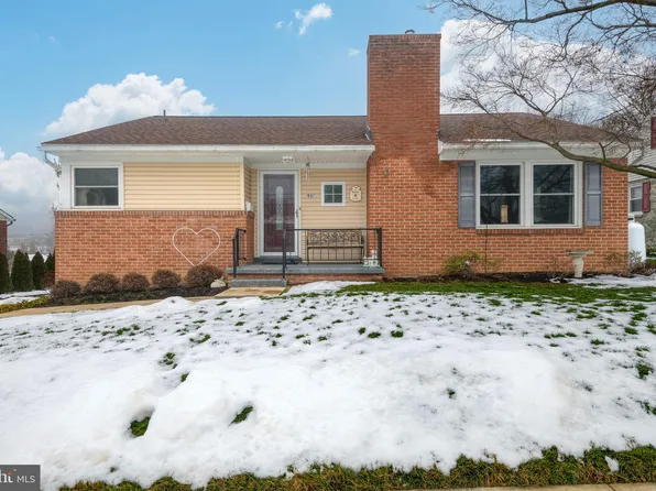 937 Walnut St, Akron, PA 17501