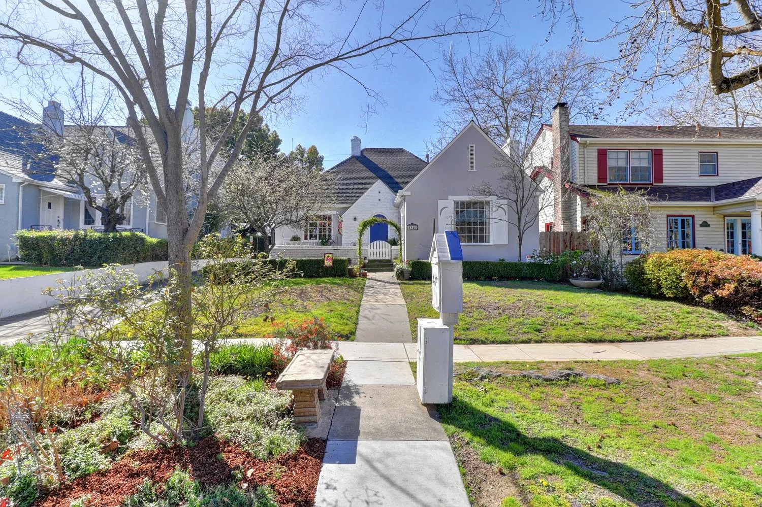 4340 T St photo 1