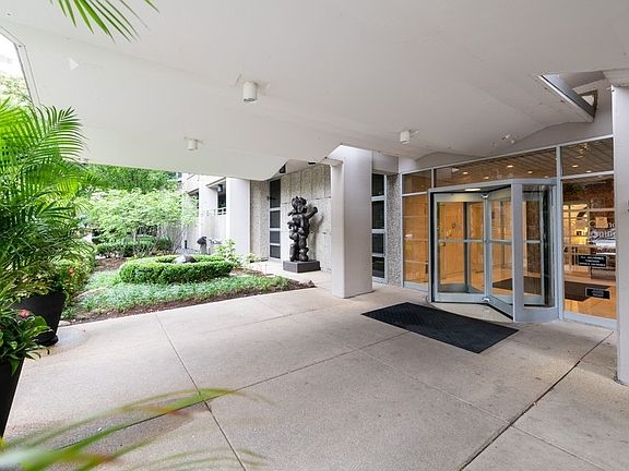 3rd image of 555 W Cornelia Ave APT 803