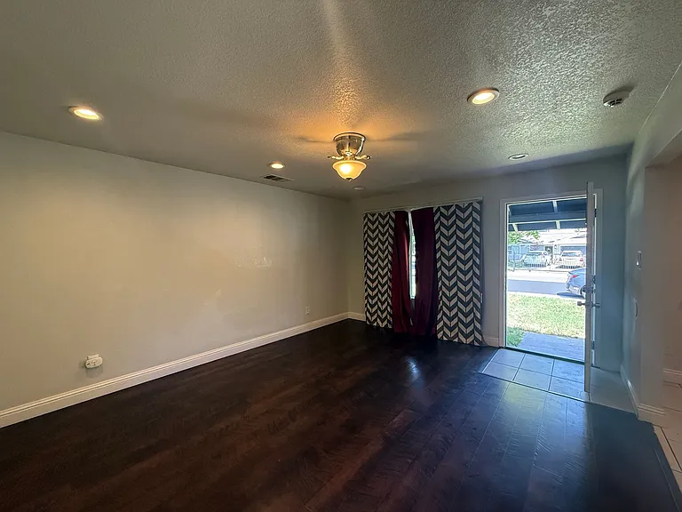 7400 Loma Verde Way — Photo 3